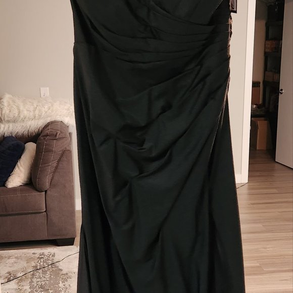 Black gown - Picture 9 of 10